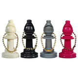 Fyra schackpjäser med nyckelring och kedjor genom toppen av pjäsen i vitt, svart, silver och rosa