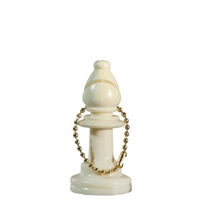 Vit schackpjäs fungerar som nyckelring som sätter dina andra nycklar i schackmatt