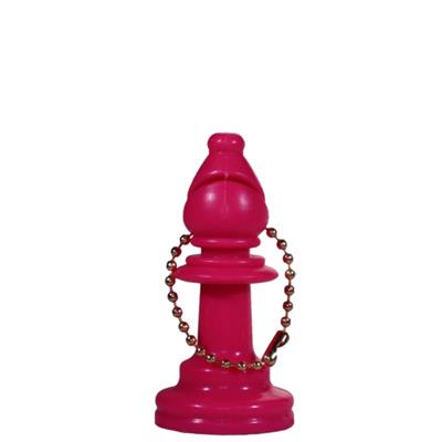 Rosa nyckelring av schackpjäsen löparen som kan köpas i skakshoppen - en del av dansk skoleskak