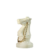 En vit schackpjäs hoppar som nyckelring och kan sätta resten av din nyckelknippa på mattan