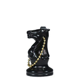 Svart hoppschackpjäs med en gul kedja genom huvudet så att schackpjäsen kan fungera som nyckelring