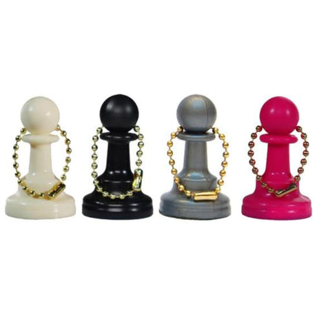 Fyra nyckelringar som alla är formade som schackpjäsen Pawn i vitt, svart, silver och rosa