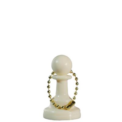 Schackpjäsen som nyckelring med en liten spik genom schackpjäsens topp