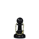 En schackpjäs med svart bonde som nyckelring med en gul kedja