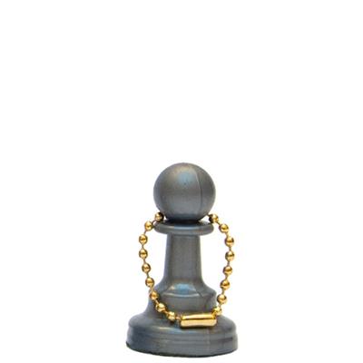 Silverfärgad schackpjäs som nyckelring som kan köpas i schackbutiken - en del av det danska Skoleskak