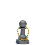 Silverfärgad schackpjäs som nyckelring som kan köpas i schackbutiken - en del av det danska Skoleskak