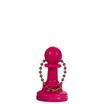 Rosa schackpjäs bonde med kedja genom toppen av pjäsen för att fungera som nyckelring på en vit bakgrund