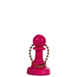 Rosa schackpjäs bonde med kedja genom toppen av pjäsen för att fungera som nyckelring på en vit bakgrund