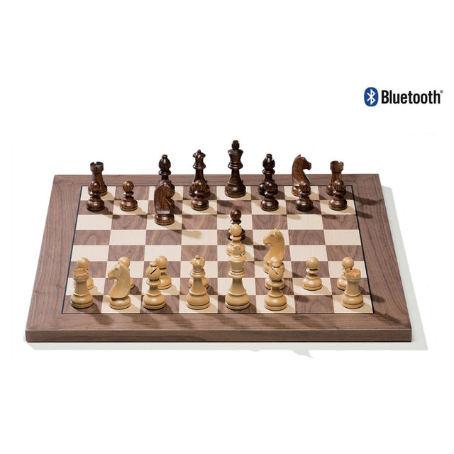 Bluetooth-schackbräde i valnöt från DGT utan notation men med vackra träpjäser i en klassisk schackuppställning