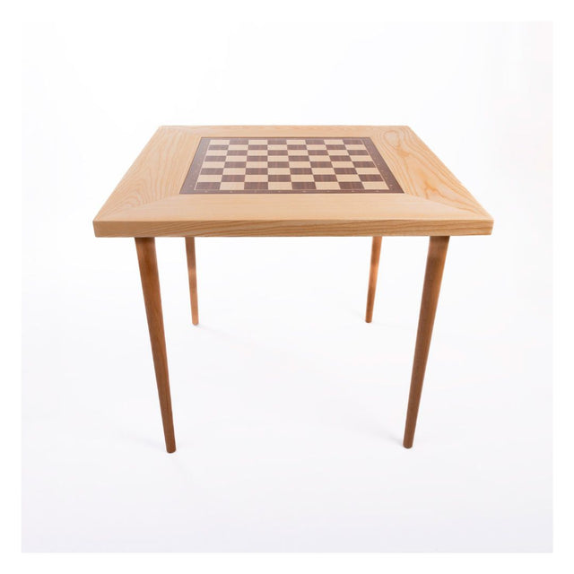 Ett stort, brunt och vackert schackbord i ask med ett schackbräde i valnöt placerat i mitten