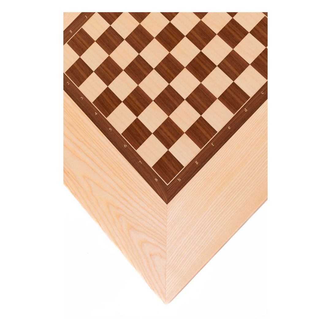 fint schackbord med olika bruna färger i det bortre hörnet av ett schackbräde