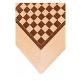 fint schackbord med olika bruna färger i det bortre hörnet av ett schackbräde