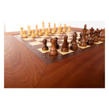 Schackbordshörna tillverkad i Danmark av mahognyträ med fokus på ett svart torn