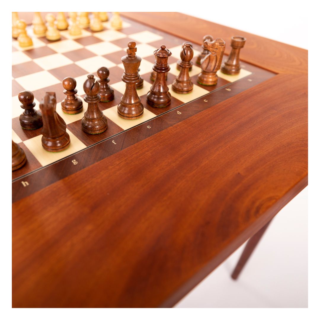 Schackbord i mahogny tillverkat i Danmark av UNIFURN med fokus på hög kvalitet och design