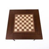 Schackbord i valnöt sett ovanifrån i lyxiga bruna nyanser som skapar en scen för många timmars schackspelande