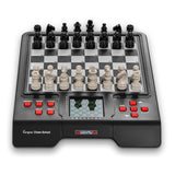 Schackdator i svart med röda knappar kallas Millennium Karpov Chess School för schackspelaren som just har börjat.