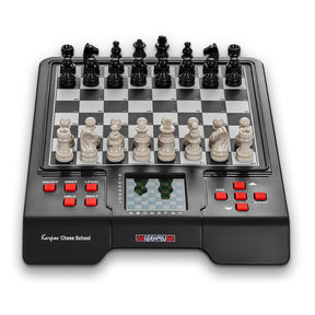 Schackdator i svart med röda knappar kallas Millennium Karpov Chess School för schackspelaren som just har börjat.