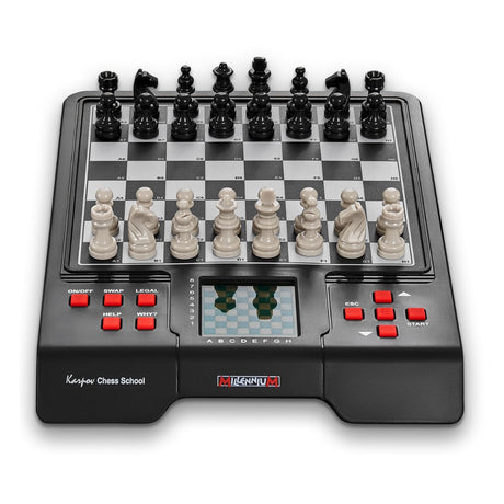 Schackdator i svart med röda knappar kallas Millennium Karpov Chess School för schackspelaren som just har börjat.