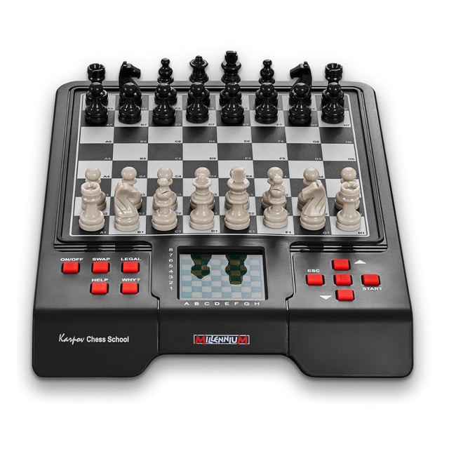 Schackdator i svart med röda knappar kallas Millennium Karpov Chess School för schackspelaren som just har börjat.
