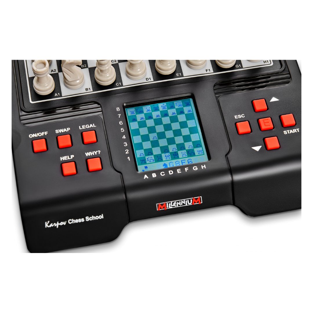 Display på Karpov Chess School där en engelsk öppning har spelats och schackdatorn har valt att svara på vit 1.c4 med 1...Nf6.