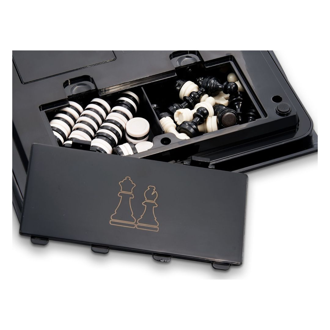 Undersidan av Millennium Karpov schackskola schackdator, där det finns plats för förvaring av schackpjäser och pjäser för dam och othello/reversi.
