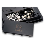 Undersidan av Millennium Karpov schackskola schackdator, där det finns plats för förvaring av schackpjäser och pjäser för dam och othello/reversi.