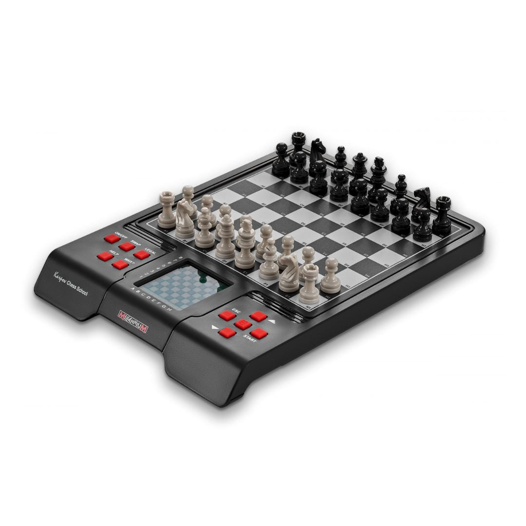 Schackdator i svart, vitt och rött sett från sidan med schackpjäserna stående på sina startfält innan schackpartiet börjar.