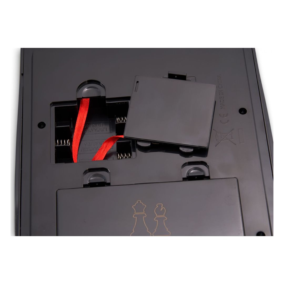 Millenium Karpov Chess Schools undersida med locket till batterierna borttaget för att visa att schackdatorn behöver 3 AA-batterier för att fungera.