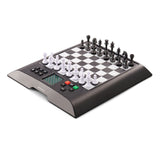 Millennium chess genius schackdator sett från sidan medan datorn är avstängd och pjäserna står i sin schackuppställning.