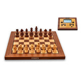 Millennium Chess Classics Exclusive schackdator bestående av ett exklusivt träbräde med träpjäser och en extern kontrollmodul i trä med display.