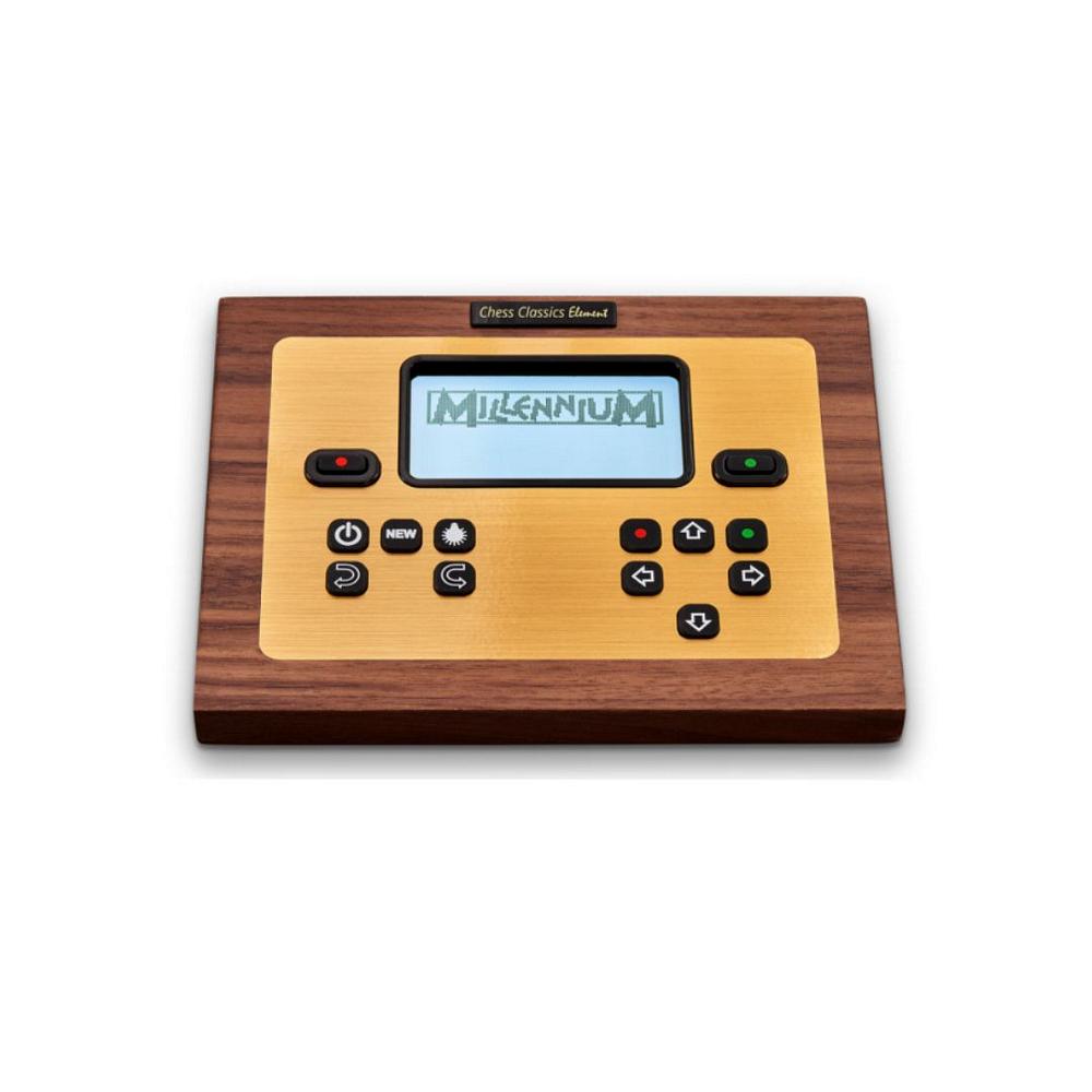 Närbild av "Chess Classics Element" kontrollmodul till Millennium schackdator. Modulen är gjord i trä med en guldplatta, LCD-display och knappar för menyval.