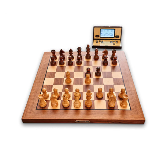 Millennium chess genius exklusiv schackdator som står framme i löparens öppning där svart just har spelat f5