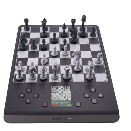 Schackdator Chess Genius PRO med träschackpjäser på premium schackbräde från Schackshoppen.
