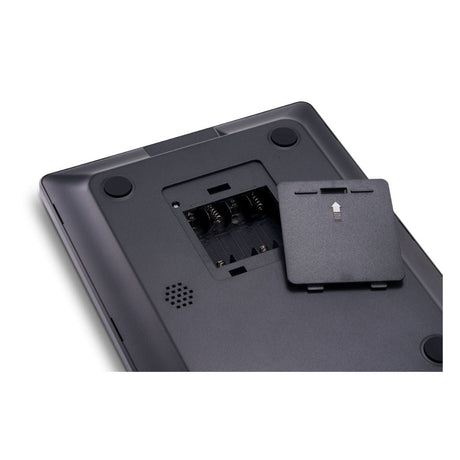 Baksida av Chess Genius PRO med batterifack öppet, svart plast med hög kvalitet.
