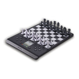 Schackdator Millennium Chess Genius Pro Set från höger sida i sin klassiska schackuppställning