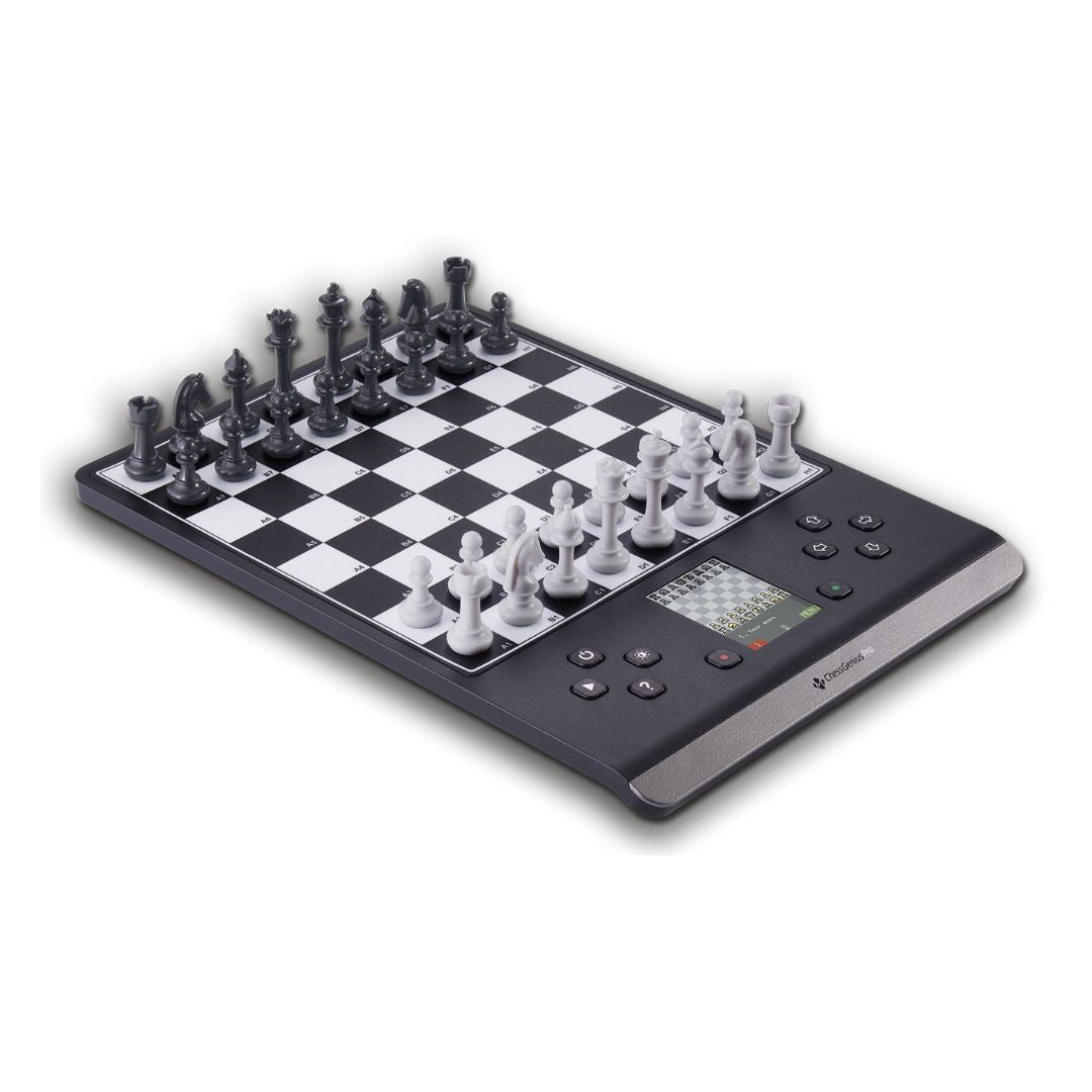 Skakcomputer millennium chess genius pro set fra venstre side i sin klassiske skak startopstilling