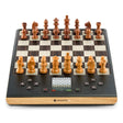 ChessGenius Pro schackdator med träpjäser på ett bräde i trädekor