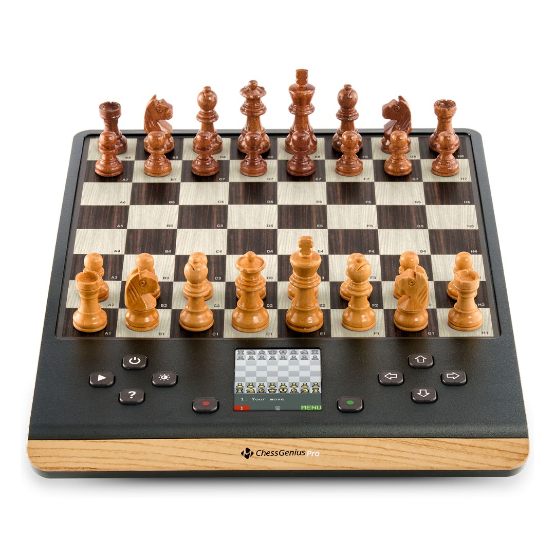 ChessGenius Pro schackdator med träpjäser på ett bräde i trädekor