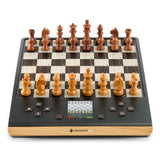 ChessGenius Pro schackdator med träpjäser på ett bräde i trädekor