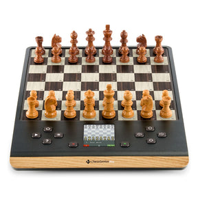 ChessGenius Pro schackdator med träpjäser på ett bräde i trädekor