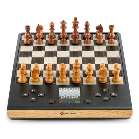 ChessGenius Pro schackdator med träpjäser på ett bräde i trädekor