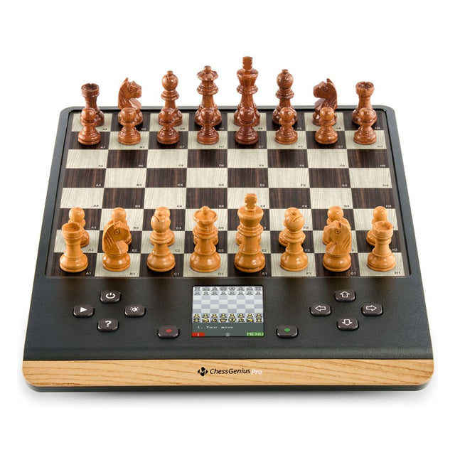 ChessGenius Pro schackdator med träpjäser på ett bräde i trädekor
