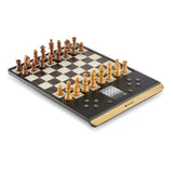 ChessGenius Pro med pjäser i medföljande tygpåse, redo för resa