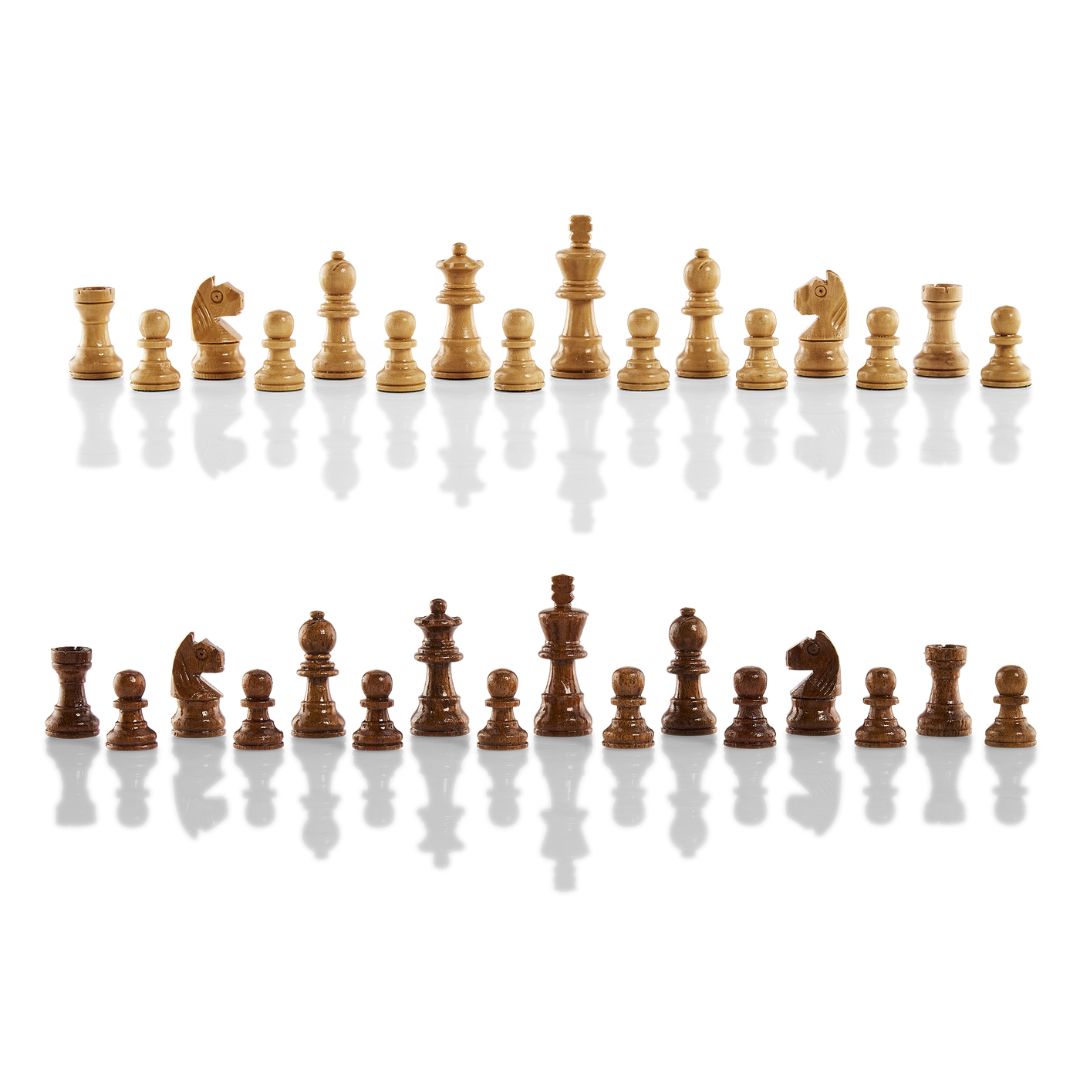 Närbild av handgjorda träpjäser med svart filt under botten