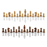 Närbild av handgjorda träpjäser med svart filt under botten