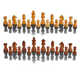 Ljusa och mörka schackpjäser i bruna nyanser som kastar långa skuggor, tillhörande schackdator från Millennium.