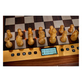 Schackdator sett ovanifrån med lysande LED-lampor i brädet och en liten display med tidskontroll samt knappar på båda sidor.