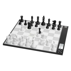 Schackdator DGT Centaur i svart och vitt som kan anpassas efter schackspelarens nivå här i en uppställning som speglar spansk öppning.
