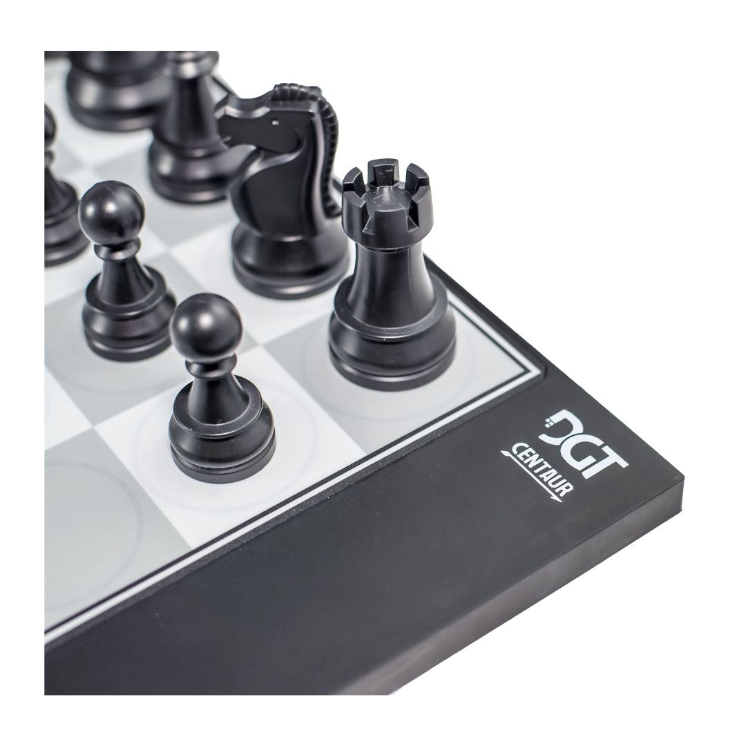 Fokus på detaljerna kring logotypen på schackdatorn DGT Centaur och de svarta pjäserna, särskilt tornet i vacker plast.