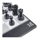 Fokus på detaljerna kring logotypen på schackdatorn DGT Centaur och de svarta pjäserna, särskilt tornet i vacker plast.